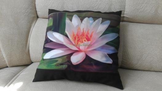 <div style=margin-left:10px><h1>Подушка декоративная диванная</h1><p><a href="/catalog/dekor/">Декор</a> » <a href="/catalog/dekor/tekstil/">Текстиль</a></p><i class="fa fa-map-marker"></i> Донецкая область, Артемовск<br /><br /><div class="socdata"><script src="//yastatic.net/es5-shims/0.0.2/es5-shims.min.js"></script>
                                            <script src="//yastatic.net/share2/share.js"></script>
                                            <div class="ya-share2" data-services="facebook,gplus,twitter,lj,viber,whatsapp,skype" data-counter=""></div></div>