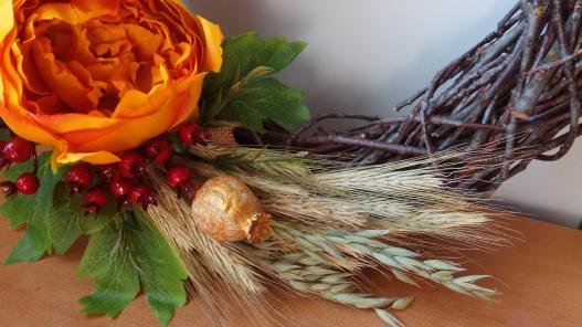 <div style=margin-left:10px><h1>Большой интерьерный венок в осеннем стиле</h1><p><a href="/catalog/ukrasheniya/">Прикраси</a> » <a href="/catalog/ukrasheniya/podarki/">Подарунки</a></p><i class="fa fa-map-marker"></i> Киевская область, Киев<br /><br /><div class="socdata"><script src="//yastatic.net/es5-shims/0.0.2/es5-shims.min.js"></script>
                                            <script src="//yastatic.net/share2/share.js"></script>
                                            <div class="ya-share2" data-services="facebook,gplus,twitter,lj,viber,whatsapp,skype" data-counter=""></div></div>