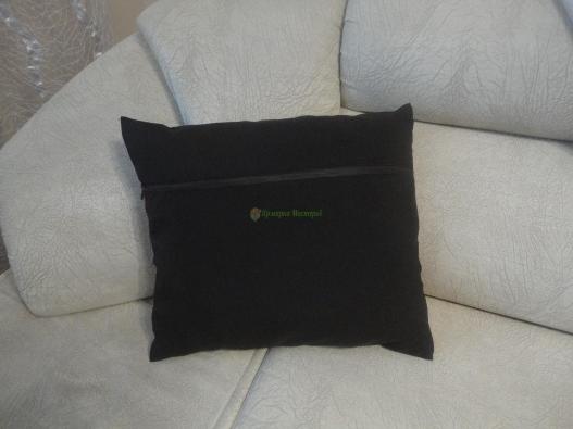 <div style=margin-left:10px><h1>Подушка декоративная текстильная</h1><p><a href="/catalog/dekor/">Декор</a> » <a href="/catalog/dekor/tekstil/">Текстиль</a></p><i class="fa fa-map-marker"></i> Донецкая область, Артемовск<br /><br /><div class="socdata"><script src="//yastatic.net/es5-shims/0.0.2/es5-shims.min.js"></script>
                                            <script src="//yastatic.net/share2/share.js"></script>
                                            <div class="ya-share2" data-services="facebook,gplus,twitter,lj,viber,whatsapp,skype" data-counter=""></div></div>