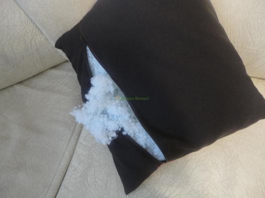 <div style=margin-left:10px><h1>Подушка декоративная интерьерная</h1><p><a href="/catalog/dekor/">Декор</a> » <a href="/catalog/dekor/tekstil/">Текстиль</a></p><i class="fa fa-map-marker"></i> Донецкая область, Артемовск<br /><br /><div class="socdata"><script src="//yastatic.net/es5-shims/0.0.2/es5-shims.min.js"></script>
                                            <script src="//yastatic.net/share2/share.js"></script>
                                            <div class="ya-share2" data-services="facebook,gplus,twitter,lj,viber,whatsapp,skype" data-counter=""></div></div>