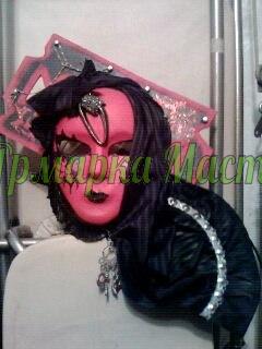 <div style=margin-left:10px><h1>Венецианская маска</h1><p><a href="/catalog/ukrasheniya/">Прикраси</a> » <a href="/catalog/ukrasheniya/podarki/">Подарунки</a></p><i class="fa fa-map-marker"></i> Полтавская область, Полтава<br /><br /><div class="socdata"><script src="//yastatic.net/es5-shims/0.0.2/es5-shims.min.js"></script>
                                            <script src="//yastatic.net/share2/share.js"></script>
                                            <div class="ya-share2" data-services="facebook,gplus,twitter,lj,viber,whatsapp,skype" data-counter=""></div></div>