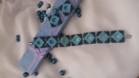 <div style=margin-left:10px><h1>Браслет и серьги "Ромб"</h1><p><a href="/catalog/bijuteriya/">Біжутерія</a> » <a href="/catalog/bijuteriya/braslety/">Браслети</a></p><i class="fa fa-map-marker"></i> Сумская область, Сумы<br /><br /><div class="socdata"><script src="//yastatic.net/es5-shims/0.0.2/es5-shims.min.js"></script>
                                            <script src="//yastatic.net/share2/share.js"></script>
                                            <div class="ya-share2" data-services="facebook,gplus,twitter,lj,viber,whatsapp,skype" data-counter=""></div></div>