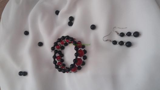 <div style=margin-left:10px><h1>Браслет и серьги "Рубеж"</h1><p><a href="/catalog/bijuteriya/">Біжутерія</a> » <a href="/catalog/bijuteriya/braslety/">Браслети</a></p><i class="fa fa-map-marker"></i> Сумская область, Сумы<br /><br /><div class="socdata"><script src="//yastatic.net/es5-shims/0.0.2/es5-shims.min.js"></script>
                                            <script src="//yastatic.net/share2/share.js"></script>
                                            <div class="ya-share2" data-services="facebook,gplus,twitter,lj,viber,whatsapp,skype" data-counter=""></div></div>