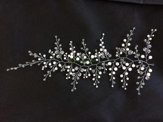 <div style=margin-left:10px><h1>Свадебное украшение (веточка) для волос</h1><p><a href="/catalog/kosmetika/">Косметика</a> » <a href="/catalog/kosmetika/dlya-volos/">Для волосся
</a></p><i class="fa fa-map-marker"></i> Киевская область, Киев<br /><br /><div class="socdata"><script src="//yastatic.net/es5-shims/0.0.2/es5-shims.min.js"></script>
                                            <script src="//yastatic.net/share2/share.js"></script>
                                            <div class="ya-share2" data-services="facebook,gplus,twitter,lj,viber,whatsapp,skype" data-counter=""></div></div>