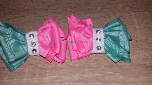 <div style=margin-left:10px><h1>Украшения для волос</h1><p><a href="/catalog/ukrasheniya/">Прикраси</a> » <a href="/catalog/ukrasheniya/aksessuary/">Аксесуари</a></p><i class="fa fa-map-marker"></i> Черниговская область, Березна<br /><br /><div class="socdata"><script src="//yastatic.net/es5-shims/0.0.2/es5-shims.min.js"></script>
                                            <script src="//yastatic.net/share2/share.js"></script>
                                            <div class="ya-share2" data-services="facebook,gplus,twitter,lj,viber,whatsapp,skype" data-counter=""></div></div>