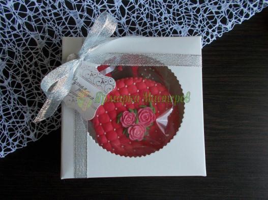 <div style=margin-left:10px><h1>Пряничная коробочка конфет</h1><p><a href="/catalog/podarki--suveniry/">Подарунки, сувеніри</a> » <a href="/catalog/podarki--suveniry/suveniry/">Сувеніри</a></p><i class="fa fa-map-marker"></i> Одесская область, Одесса<br /><br /><div class="socdata"><script src="//yastatic.net/es5-shims/0.0.2/es5-shims.min.js"></script>
                                            <script src="//yastatic.net/share2/share.js"></script>
                                            <div class="ya-share2" data-services="facebook,gplus,twitter,lj,viber,whatsapp,skype" data-counter=""></div></div>