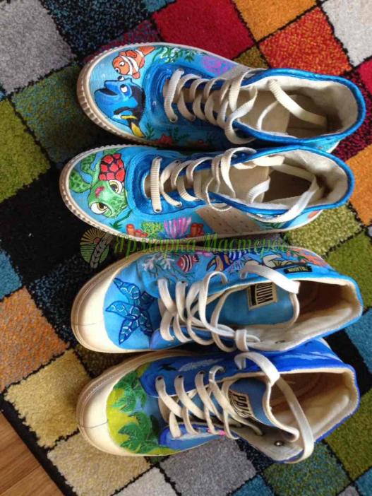 <div style=margin-left:10px><h1>Кеды с росписью</h1><p><a href="/catalog/kartiny/">Картини</a> » <a href="/catalog/kartiny/na-tkani/">На тканинi</a></p><i class="fa fa-map-marker"></i> Киевская область, Боярка<br /><br /><div class="socdata"><script src="//yastatic.net/es5-shims/0.0.2/es5-shims.min.js"></script>
                                            <script src="//yastatic.net/share2/share.js"></script>
                                            <div class="ya-share2" data-services="facebook,gplus,twitter,lj,viber,whatsapp,skype" data-counter=""></div></div>