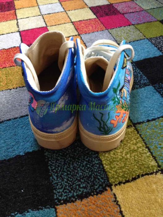 <div style=margin-left:10px><h1>Кеды с росписью</h1><p><a href="/catalog/kartiny/">Картини</a> » <a href="/catalog/kartiny/na-tkani/">На тканинi</a></p><i class="fa fa-map-marker"></i> Киевская область, Боярка<br /><br /><div class="socdata"><script src="//yastatic.net/es5-shims/0.0.2/es5-shims.min.js"></script>
                                            <script src="//yastatic.net/share2/share.js"></script>
                                            <div class="ya-share2" data-services="facebook,gplus,twitter,lj,viber,whatsapp,skype" data-counter=""></div></div>