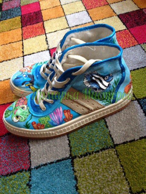 <div style=margin-left:10px><h1>Кеды с росписью</h1><p><a href="/catalog/shite/">Шиття</a> » <a href="/catalog/shite/shite--odejda/">Шиття, одяг</a></p><i class="fa fa-map-marker"></i> Киевская область, Боярка<br /><br /><div class="socdata"><script src="//yastatic.net/es5-shims/0.0.2/es5-shims.min.js"></script>
                                            <script src="//yastatic.net/share2/share.js"></script>
                                            <div class="ya-share2" data-services="facebook,gplus,twitter,lj,viber,whatsapp,skype" data-counter=""></div></div>