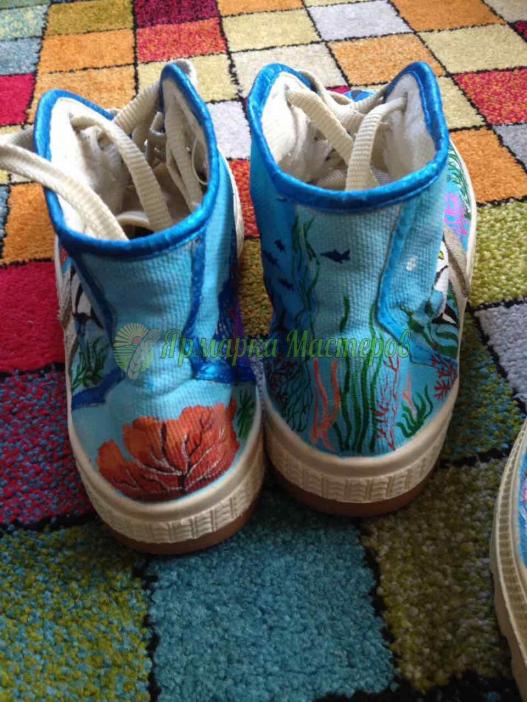 <div style=margin-left:10px><h1>Кеды с росписью</h1><p><a href="/catalog/shite/">Шиття</a> » <a href="/catalog/shite/shite--odejda/">Шиття, одяг</a></p><i class="fa fa-map-marker"></i> Киевская область, Боярка<br /><br /><div class="socdata"><script src="//yastatic.net/es5-shims/0.0.2/es5-shims.min.js"></script>
                                            <script src="//yastatic.net/share2/share.js"></script>
                                            <div class="ya-share2" data-services="facebook,gplus,twitter,lj,viber,whatsapp,skype" data-counter=""></div></div>