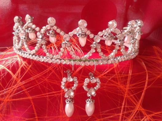 <div style=margin-left:10px><h1>тиара и серьги</h1><p><a href="/catalog/aksessuary/">Аксесуари</a> » <a href="/catalog/aksessuary/diademy/">Діадеми</a></p><i class="fa fa-map-marker"></i> Донецкая область, Мариуполь<br /><br /><div class="socdata"><script src="//yastatic.net/es5-shims/0.0.2/es5-shims.min.js"></script>
                                            <script src="//yastatic.net/share2/share.js"></script>
                                            <div class="ya-share2" data-services="facebook,gplus,twitter,lj,viber,whatsapp,skype" data-counter=""></div></div>