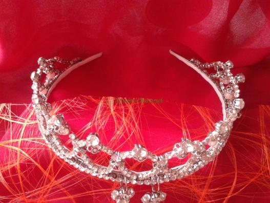 <div style=margin-left:10px><h1>тиара и серьги</h1><p><a href="/catalog/aksessuary/">Аксесуари</a> » <a href="/catalog/aksessuary/diademy/">Діадеми</a></p><i class="fa fa-map-marker"></i> Донецкая область, Мариуполь<br /><br /><div class="socdata"><script src="//yastatic.net/es5-shims/0.0.2/es5-shims.min.js"></script>
                                            <script src="//yastatic.net/share2/share.js"></script>
                                            <div class="ya-share2" data-services="facebook,gplus,twitter,lj,viber,whatsapp,skype" data-counter=""></div></div>