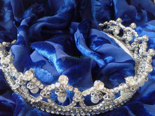 <div style=margin-left:10px><h1>тиара и серьги</h1><p><a href="/catalog/aksessuary/">Аксесуари</a> » <a href="/catalog/aksessuary/diademy/">Діадеми</a></p><i class="fa fa-map-marker"></i> Донецкая область, Мариуполь<br /><br /><div class="socdata"><script src="//yastatic.net/es5-shims/0.0.2/es5-shims.min.js"></script>
                                            <script src="//yastatic.net/share2/share.js"></script>
                                            <div class="ya-share2" data-services="facebook,gplus,twitter,lj,viber,whatsapp,skype" data-counter=""></div></div>