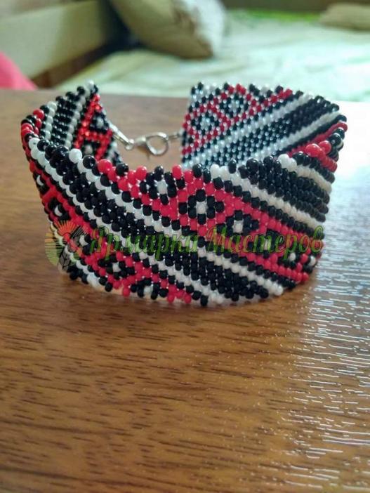 <div style=margin-left:10px><h1>Браслеты из бисера</h1><p><a href="/catalog/ukrasheniya/">Прикраси</a> » <a href="/catalog/ukrasheniya/aksessuary/">Аксесуари</a></p><i class="fa fa-map-marker"></i> Ивано-Франковская область, Калуш<br /><br /><div class="socdata"><script src="//yastatic.net/es5-shims/0.0.2/es5-shims.min.js"></script>
                                            <script src="//yastatic.net/share2/share.js"></script>
                                            <div class="ya-share2" data-services="facebook,gplus,twitter,lj,viber,whatsapp,skype" data-counter=""></div></div>