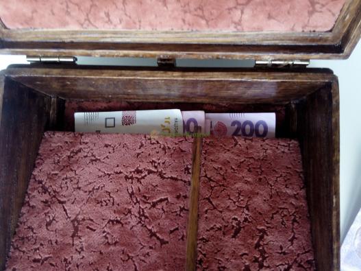 <div style=margin-left:10px><h1>Шкатулка с вышивкой и с двойным дном.</h1><p><a href="/catalog/podarki--suveniry/">Подарунки, сувеніри</a> » <a href="/catalog/podarki--suveniry/suveniry/">Сувеніри</a></p><i class="fa fa-map-marker"></i> Волынская область, Луцк<br /><br /><div class="socdata"><script src="//yastatic.net/es5-shims/0.0.2/es5-shims.min.js"></script>
                                            <script src="//yastatic.net/share2/share.js"></script>
                                            <div class="ya-share2" data-services="facebook,gplus,twitter,lj,viber,whatsapp,skype" data-counter=""></div></div>