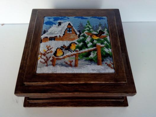 <div style=margin-left:10px><h1>Шкатулка с вышивкой и с двойным дном.</h1><p><a href="/catalog/podarki--suveniry/">Подарунки, сувеніри</a> » <a href="/catalog/podarki--suveniry/suveniry/">Сувеніри</a></p><i class="fa fa-map-marker"></i> Волынская область, Луцк<br /><br /><div class="socdata"><script src="//yastatic.net/es5-shims/0.0.2/es5-shims.min.js"></script>
                                            <script src="//yastatic.net/share2/share.js"></script>
                                            <div class="ya-share2" data-services="facebook,gplus,twitter,lj,viber,whatsapp,skype" data-counter=""></div></div>