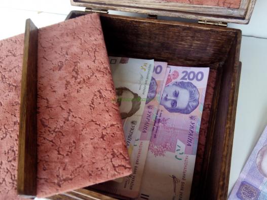 <div style=margin-left:10px><h1>Шкатулка с вышивкой и с двойным дном.</h1><p><a href="/catalog/podarki--suveniry/">Подарунки, сувеніри</a> » <a href="/catalog/podarki--suveniry/suveniry/">Сувеніри</a></p><i class="fa fa-map-marker"></i> Волынская область, Луцк<br /><br /><div class="socdata"><script src="//yastatic.net/es5-shims/0.0.2/es5-shims.min.js"></script>
                                            <script src="//yastatic.net/share2/share.js"></script>
                                            <div class="ya-share2" data-services="facebook,gplus,twitter,lj,viber,whatsapp,skype" data-counter=""></div></div>