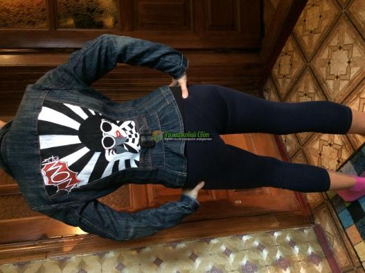 <div style=margin-left:10px><h1>Пиджак джинсовый с росписью</h1><p><a href="/catalog/shite/">Шиття</a> » <a href="/catalog/shite/shite--odejda/">Шиття, одяг</a></p><i class="fa fa-map-marker"></i> Киевская область, Боярка<br /><br /><div class="socdata"><script src="//yastatic.net/es5-shims/0.0.2/es5-shims.min.js"></script>
                                            <script src="//yastatic.net/share2/share.js"></script>
                                            <div class="ya-share2" data-services="facebook,gplus,twitter,lj,viber,whatsapp,skype" data-counter=""></div></div>