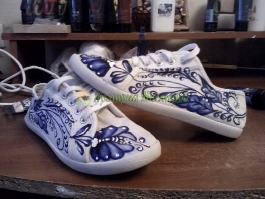 <div style=margin-left:10px><h1>Кеды в технике росписи гжель</h1><p><a href="/catalog/shite/">Шиття</a> » <a href="/catalog/shite/tekstilnye-aksessuary/">Текстильні аксесуари</a></p><i class="fa fa-map-marker"></i> Полтавская область, Полтава<br /><br /><div class="socdata"><script src="//yastatic.net/es5-shims/0.0.2/es5-shims.min.js"></script>
                                            <script src="//yastatic.net/share2/share.js"></script>
                                            <div class="ya-share2" data-services="facebook,gplus,twitter,lj,viber,whatsapp,skype" data-counter=""></div></div>