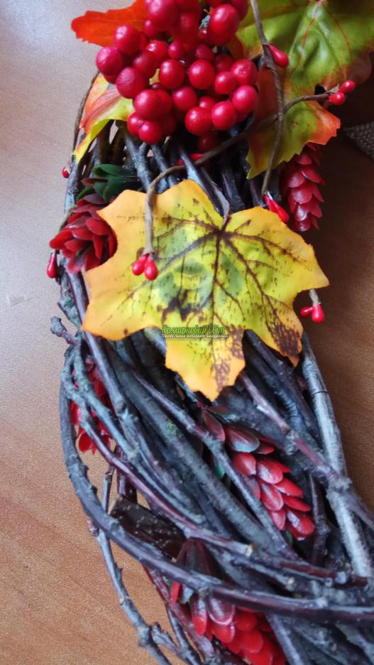 <div style=margin-left:10px><h1>Большой интерьерный венок в осеннем стиле</h1><p><a href="/catalog/dekor/">Декор</a> » <a href="/catalog/dekor/drugoe/">Iнше</a></p><i class="fa fa-map-marker"></i> Киевская область, Киев<br /><br /><div class="socdata"><script src="//yastatic.net/es5-shims/0.0.2/es5-shims.min.js"></script>
                                            <script src="//yastatic.net/share2/share.js"></script>
                                            <div class="ya-share2" data-services="facebook,gplus,twitter,lj,viber,whatsapp,skype" data-counter=""></div></div>