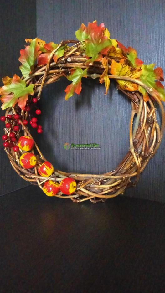 <div style=margin-left:10px><h1>Осенний интерьерный венок</h1><p><a href="/catalog/aksessuary/">Аксесуари</a> » <a href="/catalog/aksessuary/venki/">Вінки</a></p><i class="fa fa-map-marker"></i> Киевская область, Киев<br /><br /><div class="socdata"><script src="//yastatic.net/es5-shims/0.0.2/es5-shims.min.js"></script>
                                            <script src="//yastatic.net/share2/share.js"></script>
                                            <div class="ya-share2" data-services="facebook,gplus,twitter,lj,viber,whatsapp,skype" data-counter=""></div></div>