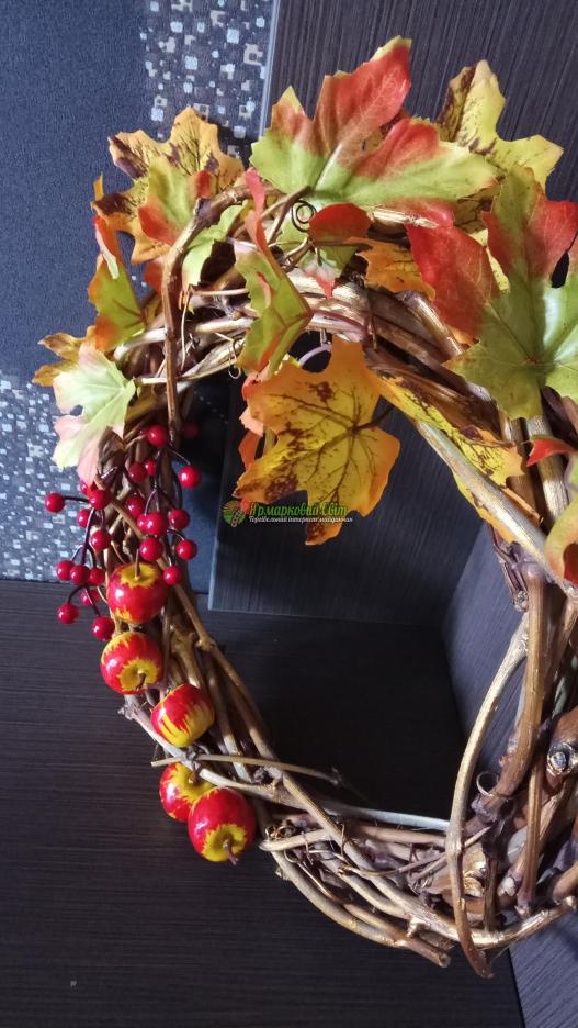 <div style=margin-left:10px><h1>Осенний интерьерный венок</h1><p><a href="/catalog/aksessuary/">Аксесуари</a> » <a href="/catalog/aksessuary/venki/">Вінки</a></p><i class="fa fa-map-marker"></i> Киевская область, Киев<br /><br /><div class="socdata"><script src="//yastatic.net/es5-shims/0.0.2/es5-shims.min.js"></script>
                                            <script src="//yastatic.net/share2/share.js"></script>
                                            <div class="ya-share2" data-services="facebook,gplus,twitter,lj,viber,whatsapp,skype" data-counter=""></div></div>