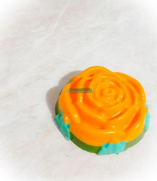 <div style=margin-left:10px><h1>Мило ручної роботи</h1><p><a href="/catalog/podarki--suveniry/">Подарунки, сувеніри</a> » <a href="/catalog/podarki--suveniry/mylo/">Мило</a></p><i class="fa fa-map-marker"></i> Николаевская область, Николаев<br /><br /><div class="socdata"><script src="//yastatic.net/es5-shims/0.0.2/es5-shims.min.js"></script>
                                            <script src="//yastatic.net/share2/share.js"></script>
                                            <div class="ya-share2" data-services="facebook,gplus,twitter,lj,viber,whatsapp,skype" data-counter=""></div></div>