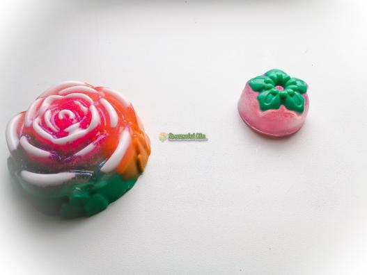 <div style=margin-left:10px><h1>Мило ручної роботи</h1><p><a href="/catalog/podarki--suveniry/">Подарунки, сувеніри</a> » <a href="/catalog/podarki--suveniry/mylo/">Мило</a></p><i class="fa fa-map-marker"></i> Николаевская область, Николаев<br /><br /><div class="socdata"><script src="//yastatic.net/es5-shims/0.0.2/es5-shims.min.js"></script>
                                            <script src="//yastatic.net/share2/share.js"></script>
                                            <div class="ya-share2" data-services="facebook,gplus,twitter,lj,viber,whatsapp,skype" data-counter=""></div></div>