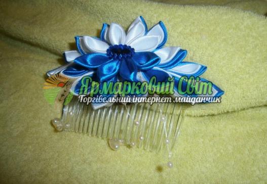 <div style=margin-left:10px><h1>Гребешок з лент</h1><p><a href="/catalog/aksessuary/">Аксесуари</a> » <a href="/catalog/aksessuary/grebeshki/">Гребінці</a></p><i class="fa fa-map-marker"></i> Тернопольская область, Лановцы<br /><br /><div class="socdata"><script src="//yastatic.net/es5-shims/0.0.2/es5-shims.min.js"></script>
                                            <script src="//yastatic.net/share2/share.js"></script>
                                            <div class="ya-share2" data-services="facebook,gplus,twitter,lj,viber,whatsapp,skype" data-counter=""></div></div>