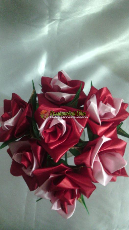 <div style=margin-left:10px><h1>Троянди, що не вянуть (атласних лент)</h1><p><a href="/catalog/podarki--suveniry/">Подарунки, сувеніри</a> » <a href="/catalog/podarki--suveniry/podarki/">Подарунки</a></p><i class="fa fa-map-marker"></i> Тернопольская область, Лановцы<br /><br /><div class="socdata"><script src="//yastatic.net/es5-shims/0.0.2/es5-shims.min.js"></script>
                                            <script src="//yastatic.net/share2/share.js"></script>
                                            <div class="ya-share2" data-services="facebook,gplus,twitter,lj,viber,whatsapp,skype" data-counter=""></div></div>