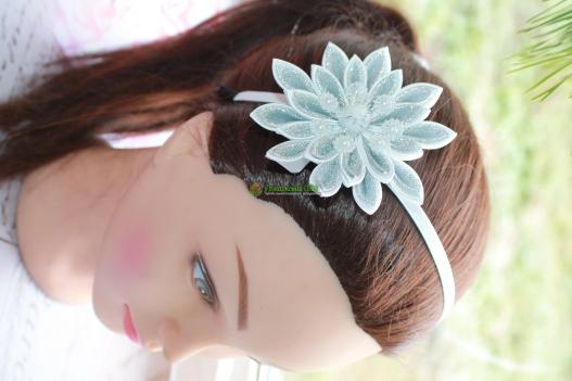 <div style=margin-left:10px><h1>Новогодний обруч снежинка</h1><p><a href="/catalog/ukrasheniya/">Прикраси</a> » <a href="/catalog/ukrasheniya/aksessuary/">Аксесуари</a></p><i class="fa fa-map-marker"></i> Житомирская область, Коростень<br /><br /><div class="socdata"><script src="//yastatic.net/es5-shims/0.0.2/es5-shims.min.js"></script>
                                            <script src="//yastatic.net/share2/share.js"></script>
                                            <div class="ya-share2" data-services="facebook,gplus,twitter,lj,viber,whatsapp,skype" data-counter=""></div></div>