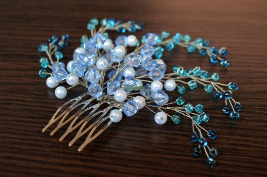 <div style=margin-left:10px><h1>Свадебные и вечерние украшения для волос. Серьги.</h1><p><a href="/catalog/ukrasheniya/">Прикраси</a> » <a href="/catalog/ukrasheniya/aksessuary/">Аксесуари</a></p><i class="fa fa-map-marker"></i> Херсонская область, Херсон<br /><br /><div class="socdata"><script src="//yastatic.net/es5-shims/0.0.2/es5-shims.min.js"></script>
                                            <script src="//yastatic.net/share2/share.js"></script>
                                            <div class="ya-share2" data-services="facebook,gplus,twitter,lj,viber,whatsapp,skype" data-counter=""></div></div>