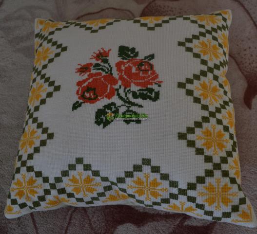 <div style=margin-left:10px><h1>Вышитая подушка, наволочка</h1><p><a href="/catalog/dekor/">Декор</a> » <a href="/catalog/dekor/tekstil/">Текстиль</a></p><i class="fa fa-map-marker"></i> Запорожская область, Пологи<br /><br /><div class="socdata"><script src="//yastatic.net/es5-shims/0.0.2/es5-shims.min.js"></script>
                                            <script src="//yastatic.net/share2/share.js"></script>
                                            <div class="ya-share2" data-services="facebook,gplus,twitter,lj,viber,whatsapp,skype" data-counter=""></div></div>