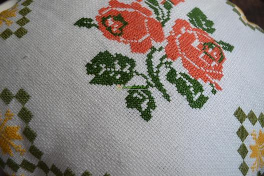 <div style=margin-left:10px><h1>Вышитая подушка, наволочка</h1><p><a href="/catalog/dekor/">Декор</a> » <a href="/catalog/dekor/tekstil/">Текстиль</a></p><i class="fa fa-map-marker"></i> Запорожская область, Пологи<br /><br /><div class="socdata"><script src="//yastatic.net/es5-shims/0.0.2/es5-shims.min.js"></script>
                                            <script src="//yastatic.net/share2/share.js"></script>
                                            <div class="ya-share2" data-services="facebook,gplus,twitter,lj,viber,whatsapp,skype" data-counter=""></div></div>