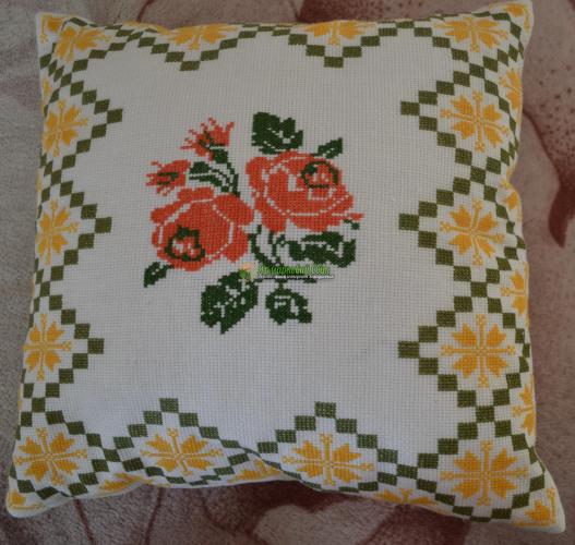 <div style=margin-left:10px><h1>Вышитая подушка, наволочка</h1><p><a href="/catalog/dekor/">Декор</a> » <a href="/catalog/dekor/tekstil/">Текстиль</a></p><i class="fa fa-map-marker"></i> Запорожская область, Пологи<br /><br /><div class="socdata"><script src="//yastatic.net/es5-shims/0.0.2/es5-shims.min.js"></script>
                                            <script src="//yastatic.net/share2/share.js"></script>
                                            <div class="ya-share2" data-services="facebook,gplus,twitter,lj,viber,whatsapp,skype" data-counter=""></div></div>