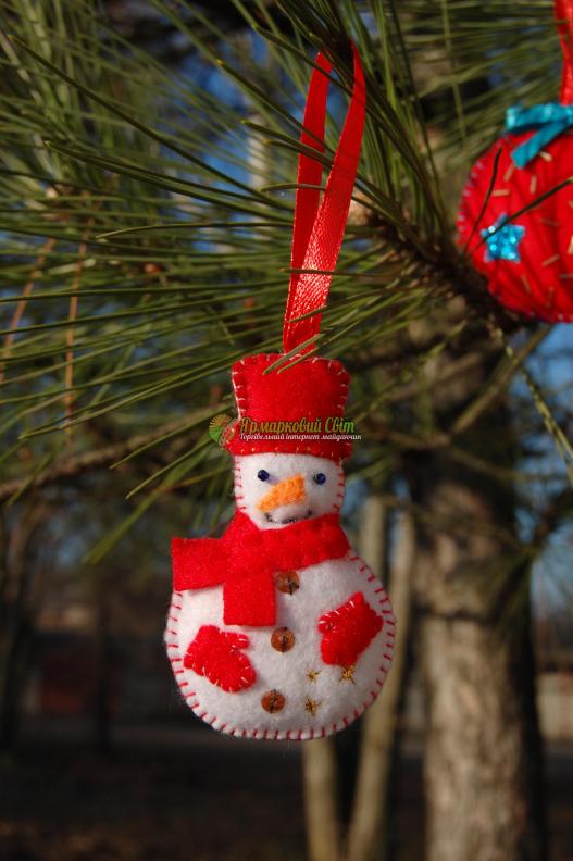 <div style=margin-left:10px><h1>Елочные игрушки из фетра</h1><p><a href="/catalog/igrushki/">Iграшки</a> » <a href="/catalog/igrushki/myagkie/">М'які</a></p><i class="fa fa-map-marker"></i> Одесская область, Сарата<br /><br /><div class="socdata"><script src="//yastatic.net/es5-shims/0.0.2/es5-shims.min.js"></script>
                                            <script src="//yastatic.net/share2/share.js"></script>
                                            <div class="ya-share2" data-services="facebook,gplus,twitter,lj,viber,whatsapp,skype" data-counter=""></div></div>