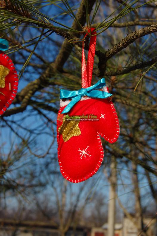 <div style=margin-left:10px><h1>Елочные игрушки из фетра</h1><p><a href="/catalog/igrushki/">Iграшки</a> » <a href="/catalog/igrushki/myagkie/">М'які</a></p><i class="fa fa-map-marker"></i> Одесская область, Сарата<br /><br /><div class="socdata"><script src="//yastatic.net/es5-shims/0.0.2/es5-shims.min.js"></script>
                                            <script src="//yastatic.net/share2/share.js"></script>
                                            <div class="ya-share2" data-services="facebook,gplus,twitter,lj,viber,whatsapp,skype" data-counter=""></div></div>