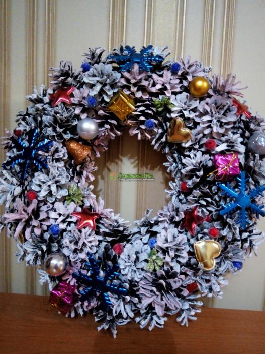 <div style=margin-left:10px><h1>Новогодний венок ручной работы</h1><p><a href="/catalog/aksessuary/">Аксесуари</a> » <a href="/catalog/aksessuary/venki/">Вінки</a></p><i class="fa fa-map-marker"></i> Житомирская область, Житомир<br /><br /><div class="socdata"><script src="//yastatic.net/es5-shims/0.0.2/es5-shims.min.js"></script>
                                            <script src="//yastatic.net/share2/share.js"></script>
                                            <div class="ya-share2" data-services="facebook,gplus,twitter,lj,viber,whatsapp,skype" data-counter=""></div></div>