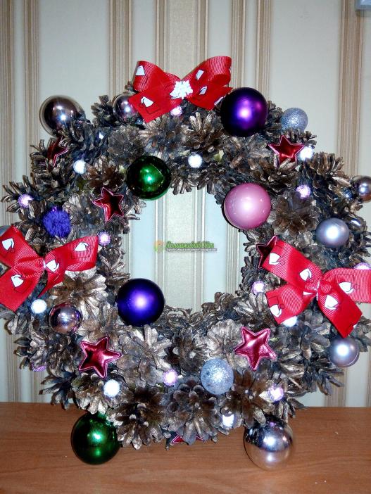 <div style=margin-left:10px><h1>Новогодний венок ручной работы</h1><p><a href="/catalog/aksessuary/">Аксесуари</a> » <a href="/catalog/aksessuary/venki/">Вінки</a></p><i class="fa fa-map-marker"></i> Житомирская область, Житомир<br /><br /><div class="socdata"><script src="//yastatic.net/es5-shims/0.0.2/es5-shims.min.js"></script>
                                            <script src="//yastatic.net/share2/share.js"></script>
                                            <div class="ya-share2" data-services="facebook,gplus,twitter,lj,viber,whatsapp,skype" data-counter=""></div></div>