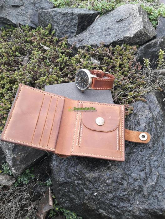 <div style=margin-left:10px><h1>Кошелёк кожаный </h1><p><a href="/catalog/ukrasheniya/">Прикраси</a> » <a href="/catalog/ukrasheniya/aksessuary/">Аксесуари</a></p><i class="fa fa-map-marker"></i> Черкасская область, Смела<br /><br /><div class="socdata"><script src="//yastatic.net/es5-shims/0.0.2/es5-shims.min.js"></script>
                                            <script src="//yastatic.net/share2/share.js"></script>
                                            <div class="ya-share2" data-services="facebook,gplus,twitter,lj,viber,whatsapp,skype" data-counter=""></div></div>