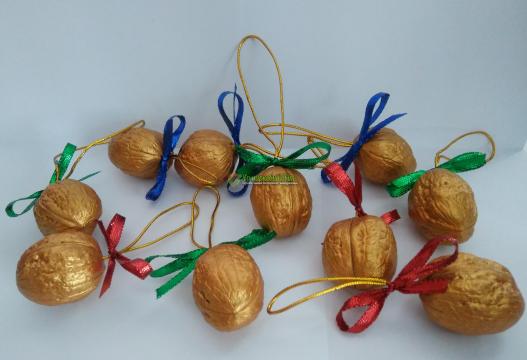 <div style=margin-left:10px><h1>Новорічні іграшки "Горішки на ялинку"</h1><p><a href="/catalog/ukrasheniya/">Прикраси</a> » <a href="/catalog/ukrasheniya/igrushki/">Iграшки</a></p><i class="fa fa-map-marker"></i> Черновицкая область, Вижница<br /><br /><div class="socdata"><script src="//yastatic.net/es5-shims/0.0.2/es5-shims.min.js"></script>
                                            <script src="//yastatic.net/share2/share.js"></script>
                                            <div class="ya-share2" data-services="facebook,gplus,twitter,lj,viber,whatsapp,skype" data-counter=""></div></div>