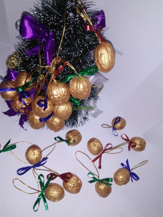 <div style=margin-left:10px><h1>Новорічні іграшки "Горішки на ялинку"</h1><p><a href="/catalog/ukrasheniya/">Прикраси</a> » <a href="/catalog/ukrasheniya/igrushki/">Iграшки</a></p><i class="fa fa-map-marker"></i> Черновицкая область, Вижница<br /><br /><div class="socdata"><script src="//yastatic.net/es5-shims/0.0.2/es5-shims.min.js"></script>
                                            <script src="//yastatic.net/share2/share.js"></script>
                                            <div class="ya-share2" data-services="facebook,gplus,twitter,lj,viber,whatsapp,skype" data-counter=""></div></div>