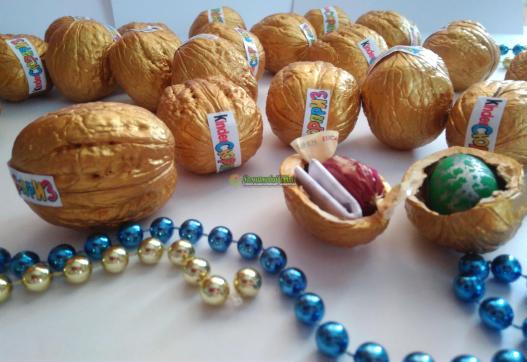 <div style=margin-left:10px><h1>Сувенір ручна робота " Кіндер -Сюрприз "  з  горішка.</h1><p><a href="/catalog/podarki--suveniry/">Подарунки, сувеніри</a> » <a href="/catalog/podarki--suveniry/suveniry/">Сувеніри</a></p><i class="fa fa-map-marker"></i> Черновицкая область, Вижница<br /><br /><div class="socdata"><script src="//yastatic.net/es5-shims/0.0.2/es5-shims.min.js"></script>
                                            <script src="//yastatic.net/share2/share.js"></script>
                                            <div class="ya-share2" data-services="facebook,gplus,twitter,lj,viber,whatsapp,skype" data-counter=""></div></div>