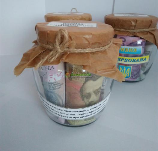 <div style=margin-left:10px><h1>Сувенір " Гривня консервована" о.5 л</h1><p><a href="/catalog/podarki--suveniry/">Подарунки, сувеніри</a> » <a href="/catalog/podarki--suveniry/suveniry/">Сувеніри</a></p><i class="fa fa-map-marker"></i> Черновицкая область, Вижница<br /><br /><div class="socdata"><script src="//yastatic.net/es5-shims/0.0.2/es5-shims.min.js"></script>
                                            <script src="//yastatic.net/share2/share.js"></script>
                                            <div class="ya-share2" data-services="facebook,gplus,twitter,lj,viber,whatsapp,skype" data-counter=""></div></div>