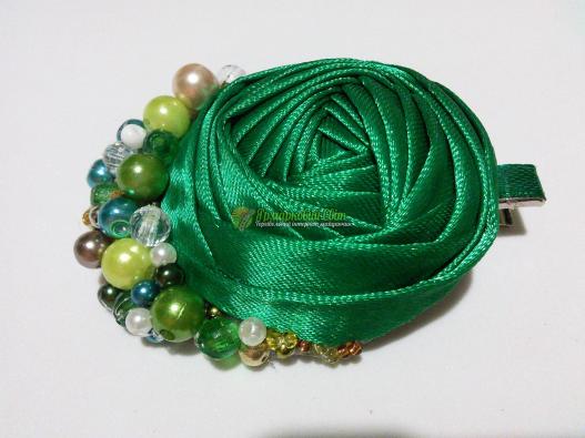 <div style=margin-left:10px><h1>Заколки для волос</h1><p><a href="/catalog/ukrasheniya/">Прикраси</a> » <a href="/catalog/ukrasheniya/aksessuary/">Аксесуари</a></p><i class="fa fa-map-marker"></i> Запорожская область, Бердянск<br /><br /><div class="socdata"><script src="//yastatic.net/es5-shims/0.0.2/es5-shims.min.js"></script>
                                            <script src="//yastatic.net/share2/share.js"></script>
                                            <div class="ya-share2" data-services="facebook,gplus,twitter,lj,viber,whatsapp,skype" data-counter=""></div></div>