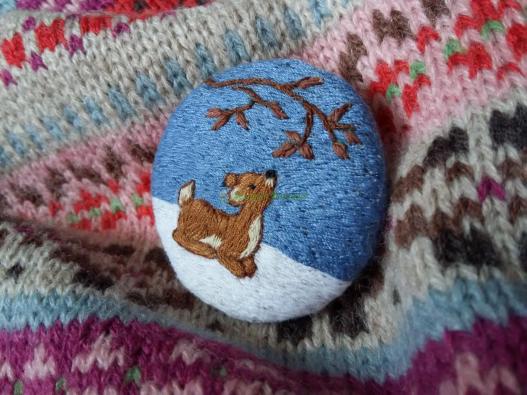 <div style=margin-left:10px><h1>Вышитая брошь</h1><p><a href="/catalog/ukrasheniya/">Прикраси</a> » <a href="/catalog/ukrasheniya/aksessuary/">Аксесуари</a></p><i class="fa fa-map-marker"></i> Полтавская область, Кременчуг<br /><br /><div class="socdata"><script src="//yastatic.net/es5-shims/0.0.2/es5-shims.min.js"></script>
                                            <script src="//yastatic.net/share2/share.js"></script>
                                            <div class="ya-share2" data-services="facebook,gplus,twitter,lj,viber,whatsapp,skype" data-counter=""></div></div>