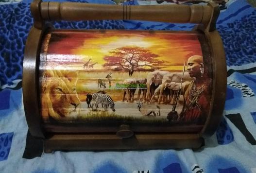 <div style=margin-left:10px><h1>Хлебница деревянная ручной работы</h1><p><a href="/catalog/ukrasheniya/">Прикраси</a> » <a href="/catalog/ukrasheniya/podarki/">Подарунки</a></p><i class="fa fa-map-marker"></i> Одесская область, Белгород-Днестровский<br /><br /><div class="socdata"><script src="//yastatic.net/es5-shims/0.0.2/es5-shims.min.js"></script>
                                            <script src="//yastatic.net/share2/share.js"></script>
                                            <div class="ya-share2" data-services="facebook,gplus,twitter,lj,viber,whatsapp,skype" data-counter=""></div></div>