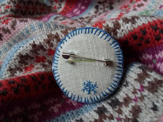 <div style=margin-left:10px><h1>Вышитая брошь</h1><p><a href="/catalog/ukrasheniya/">Прикраси</a> » <a href="/catalog/ukrasheniya/igrushki/">Iграшки</a></p><i class="fa fa-map-marker"></i> Полтавская область, Кременчуг<br /><br /><div class="socdata"><script src="//yastatic.net/es5-shims/0.0.2/es5-shims.min.js"></script>
                                            <script src="//yastatic.net/share2/share.js"></script>
                                            <div class="ya-share2" data-services="facebook,gplus,twitter,lj,viber,whatsapp,skype" data-counter=""></div></div>