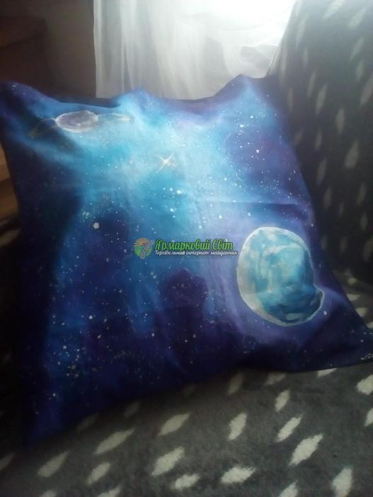 <div style=margin-left:10px><h1>Декоративна наволочка "Space"</h1><p><a href="/catalog/dekor/">Декор</a> » <a href="/catalog/dekor/tekstil/">Текстиль</a></p><i class="fa fa-map-marker"></i> Винницкая область, Винница<br /><br /><div class="socdata"><script src="//yastatic.net/es5-shims/0.0.2/es5-shims.min.js"></script>
                                            <script src="//yastatic.net/share2/share.js"></script>
                                            <div class="ya-share2" data-services="facebook,gplus,twitter,lj,viber,whatsapp,skype" data-counter=""></div></div>