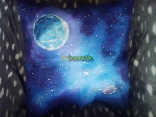 <div style=margin-left:10px><h1>Декоративна наволочка "Space"</h1><p><a href="/catalog/dekor/">Декор</a> » <a href="/catalog/dekor/tekstil/">Текстиль</a></p><i class="fa fa-map-marker"></i> Винницкая область, Винница<br /><br /><div class="socdata"><script src="//yastatic.net/es5-shims/0.0.2/es5-shims.min.js"></script>
                                            <script src="//yastatic.net/share2/share.js"></script>
                                            <div class="ya-share2" data-services="facebook,gplus,twitter,lj,viber,whatsapp,skype" data-counter=""></div></div>